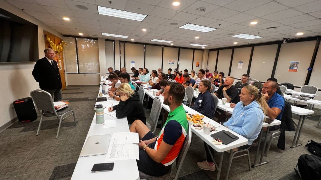 студенти в офиса на компанията Southwestern